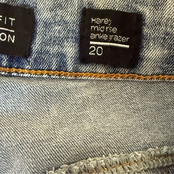 City Chic Harley Mid-Rise Ankle Grazer Jeans | Size 20 | Light Wash | NWOT - Picture 8 of 13